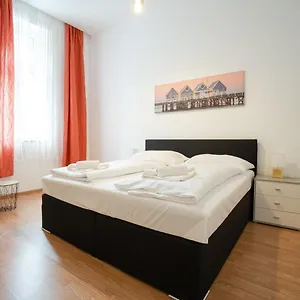 In The Area. 5 Minute's Walk To The Danube. Appartement